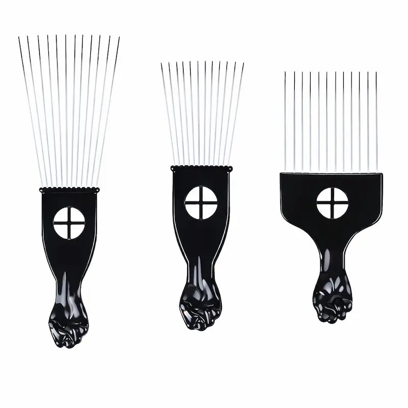 Peigne afro pick noir avec longues dents métalliques pour volume.