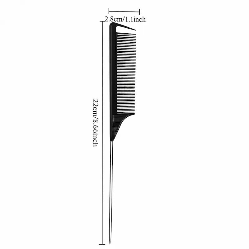 Utilisation de la tige du peigne à queue pour tracer une section de cheveux nette.